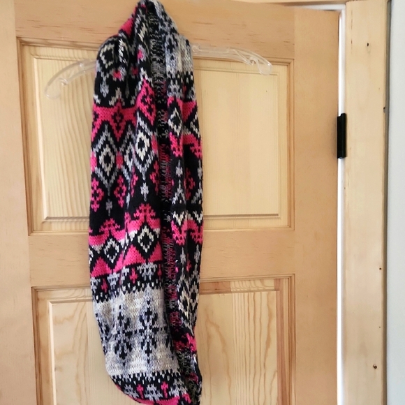 American Eagle Outfitters Accessories - American Eagle Outfitters Pink and Black Knit Scarf